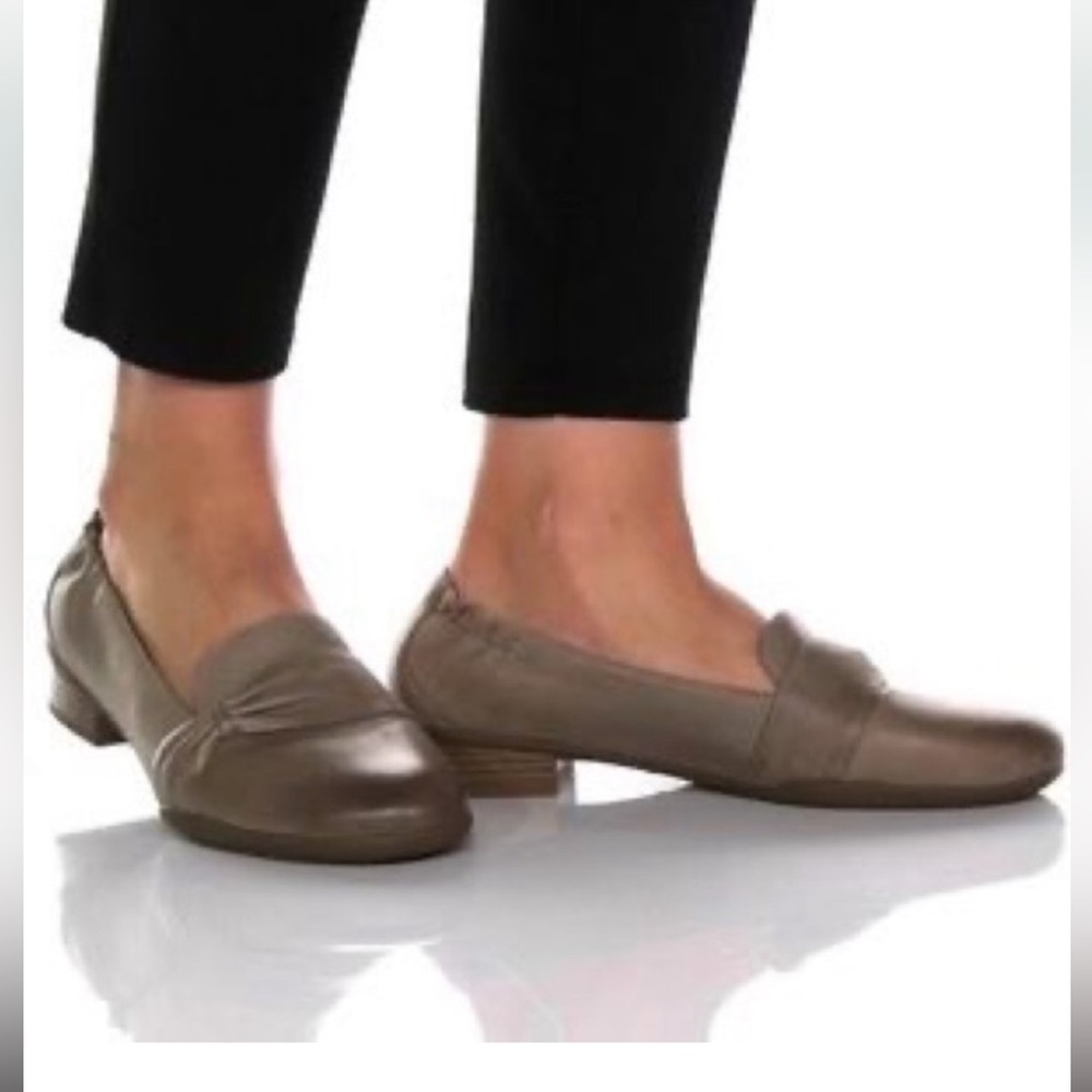 NEW Dansko Tan Taupe Burnished Leather Round Toe Slip on Flats. Women’s 7.5/8